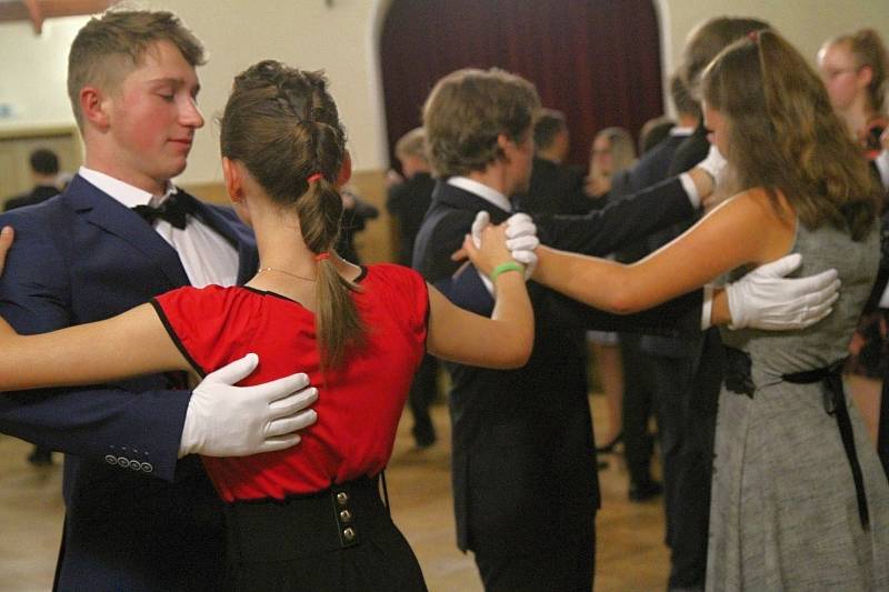 Kurz tance a společenského chování v Kulturním domě Střelnice ve Vrchlabí pod vedením Romana Konopáska a jeho taneční partnerky.
