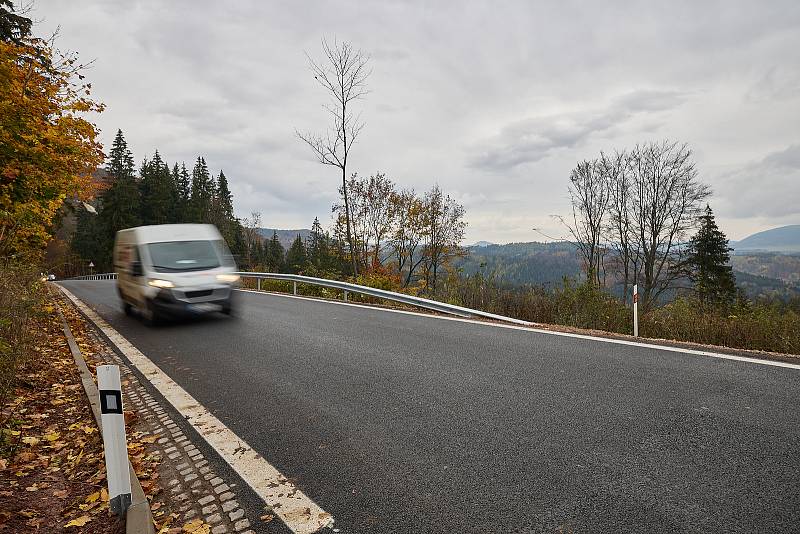 Rekonstrukce silnice mezi Prkenným Dolem a Babím u Trutnova je hotová.