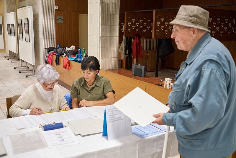 První voliči v hlasovací místnosti na městském úřadě v Trutnově.