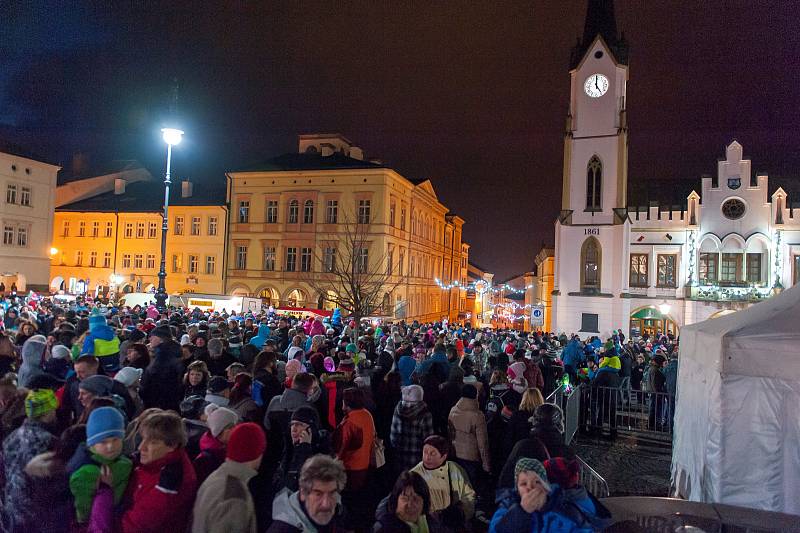 Advent začal, v Trutnově lidé zaplnili Krakonošovo náměstí.