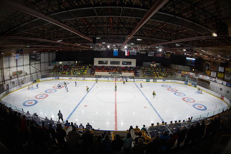 KAŽDÝ ZE SOUPEŘŮ si mohl ze středečního derby odnést tři body. Nakonec se díky gólu v závěru radovali trutnovští Draci.