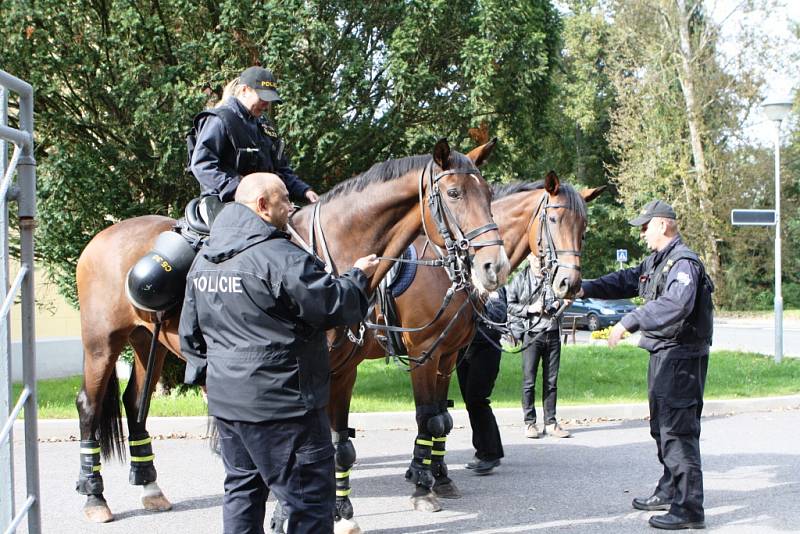 Na trutnovské faře vozíčkárům předvedli zásahy policisté na koních