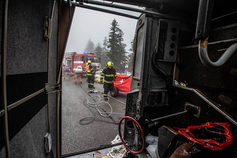 Cvičení složek IZS v Krkonoších - simulovaná nehoda autobusu.