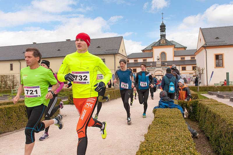 Z maratonu v Kuksu. Běželo se areálem Šporkova barokního panství.