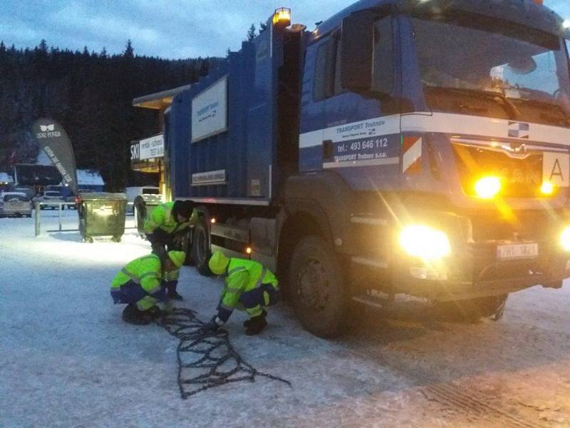 Vánoční svátky znamenají pro popeláře nejvytíženější období v roce. Obzvláště na horách je to pořádná fuška.