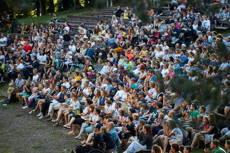 Vystoupení Cirku La Putyka na trutnovském Bojišti.