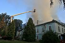 U soudu v Táboře začal v pondělí proces se šesti lidmi obviněnými ze zapálení zámku v Horním Maršově.