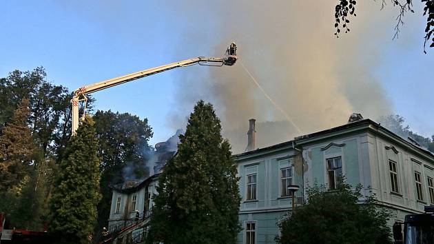 U soudu v Táboře začal v pondělí proces se šesti lidmi obviněnými ze zapálení zámku v Horním Maršově.