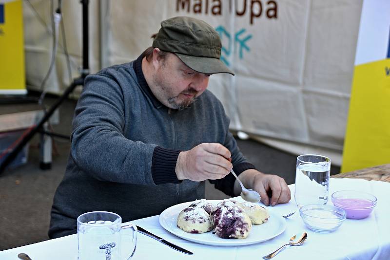 Kulinářská soutěž Maloúpská vařečka přivedla do horské obce řadu návštěvníků.