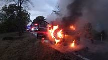 Na silnici v Rudníku hořelo auto.