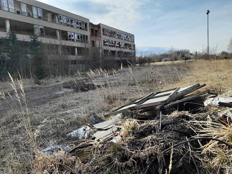 Bývalá budova Východočeských uhelných dolů v Radvanicích je v dezolátním stavu.