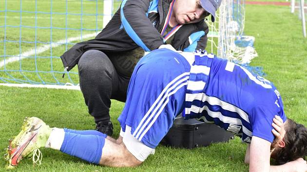 Bolestivý sestup. Dvoráci v závěru sezony nehráli vůbec špatně, doma urvali hned čtyři vítězství. Rozhodovalo se ale na hřištích soupeřů, kde výhra nepřišla žádná.