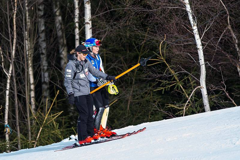 Mikaela Shiffrin a Světový pohár v lyžování ve Špindlerově Mlýně. Trénink na sjezdovce Stoh.