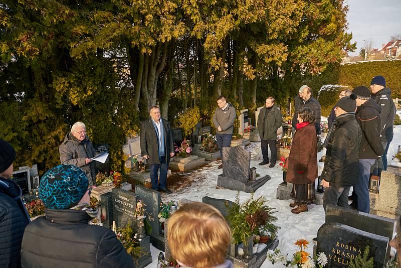 Setkání u hrobu profesora Jaroslava Procházky na městském hřbitově v Trutnově.