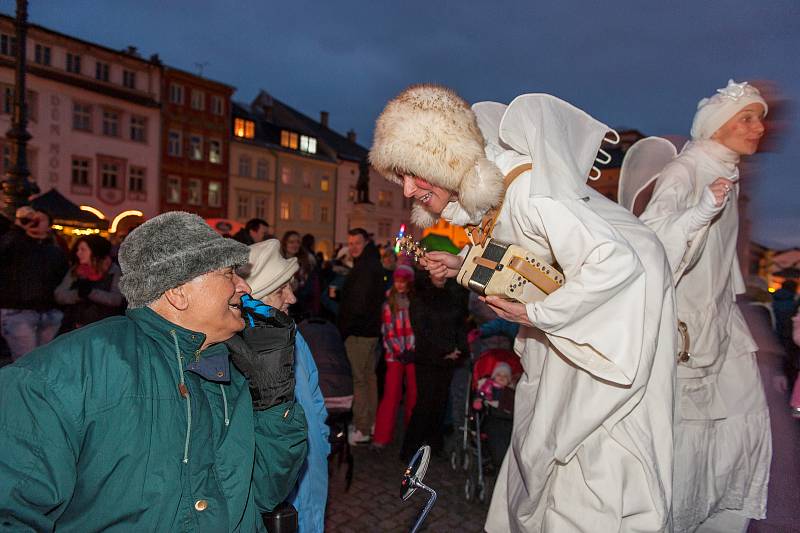 Advent začal, v Trutnově lidé zaplnili Krakonošovo náměstí.