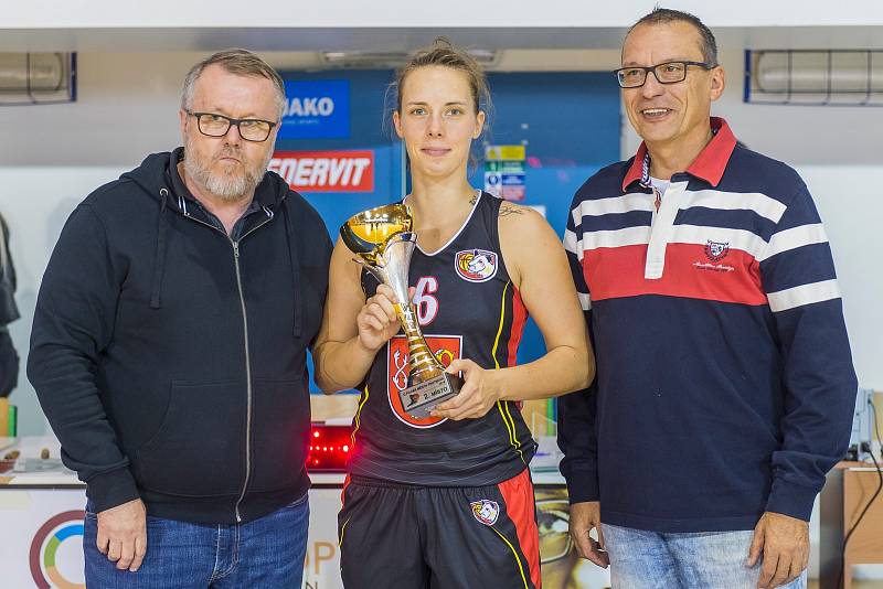 Z finálového duelu Ružomberok - Hradec Králové při basketbalovém turnaji O pohár města Trutnova.