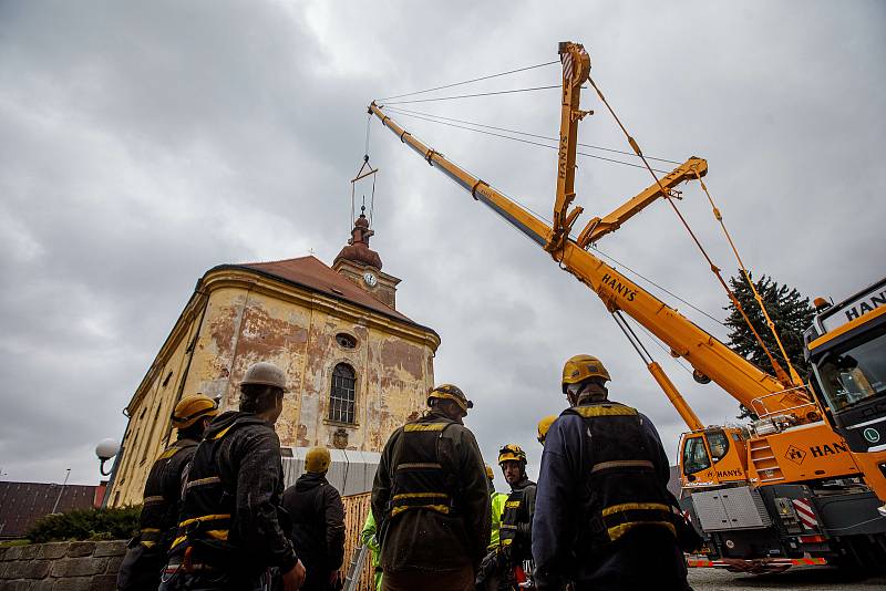 Mohutný jeřáb sundal v pátek v Pilníkově poškozenou kopuli z věže kostela Nejsvětější trojice v Pilníkově.