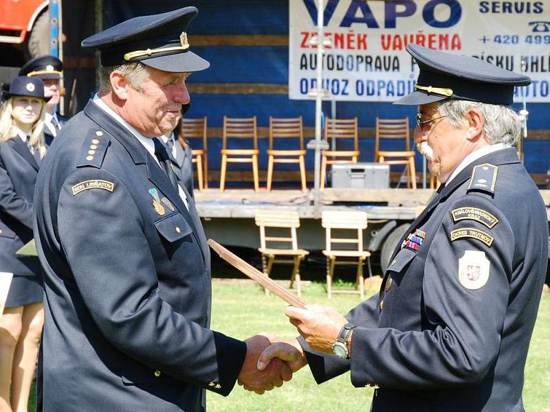 VELITEL SDH Libňatov Zdeněk Vít přebral čestné uznání, které mu za dlouholetou činnost udělilo ústředí hasičského sdružení.