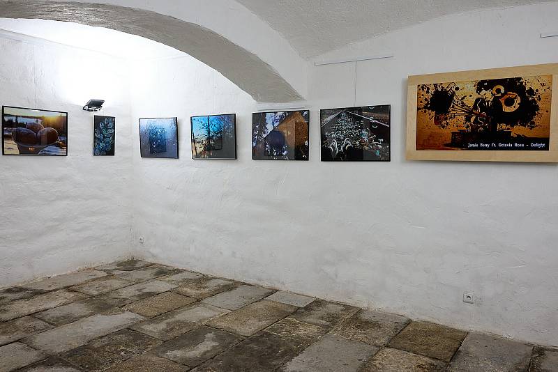 Vernisáž výstavy fotografií Michaely Kosáčkové v Galerii Draka v Trutnově.