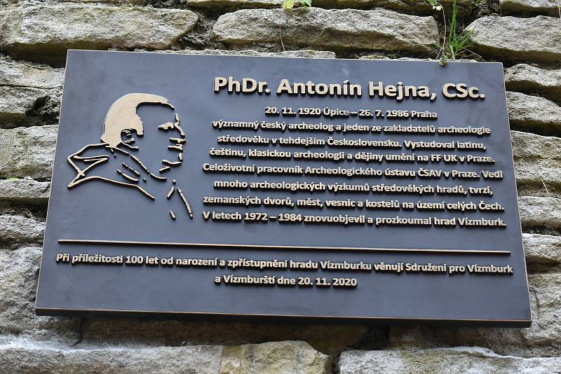 Slavnostní odhalení pamětní desky na hradě Vízmburk u příležitosti 100 let od narození archeologa Antonína Hejny.