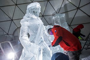 V LEDOVÝ KOSMICKÝ CHRÁM mění sochaři prostor na špindlerovské Pláni.  Ledárium se otevře 23. prosince.