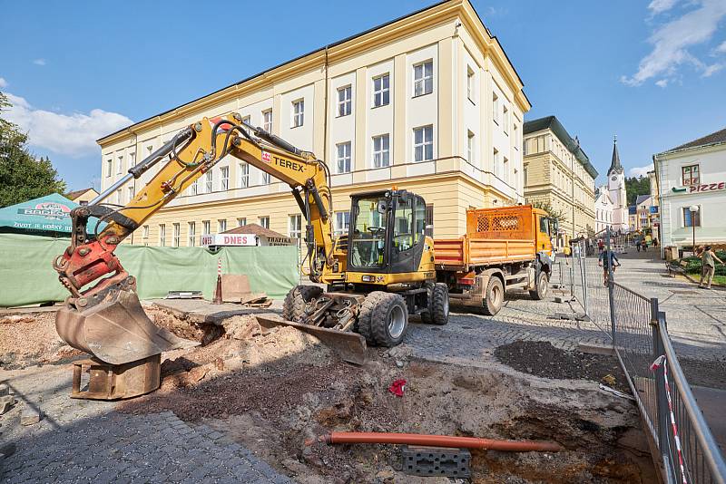 Rekonstrukce pěší zóny v centru Trutnova je v plném proudu.