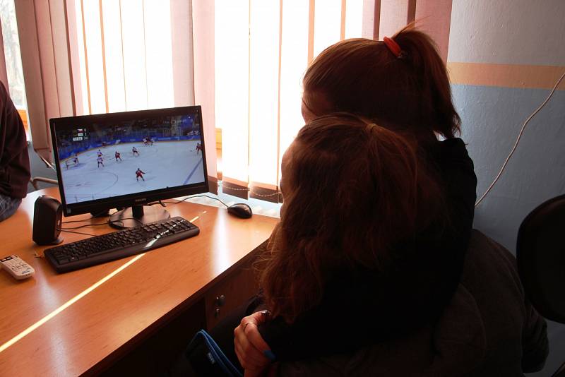 Páteční hokej narušil výuku i ve školách. Žáci sledovali semifinálové utkání na olympijských hrách v Jižní Korei.