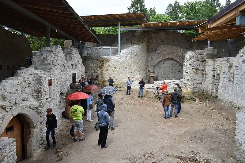 Hrad Vízmburk je po obnově a rozsáhlé rekonstrukci oficiálně přístupný veřejnosti.