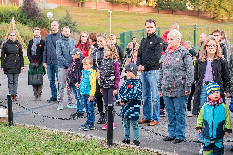 Na památný den sokolstva odhalila královédvorská jednota před budovou gymnázia kameny zmizelých bratrům Josefovi a Pavlovi Sochorovým.