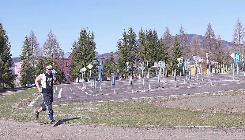 Pro vrchlabskou sportovní veřejnost bylo na základě rozhodnutí vlády ČR otevřeno hřiště u Základní školy Školní a Sportovní areál manželů Zátopkových.