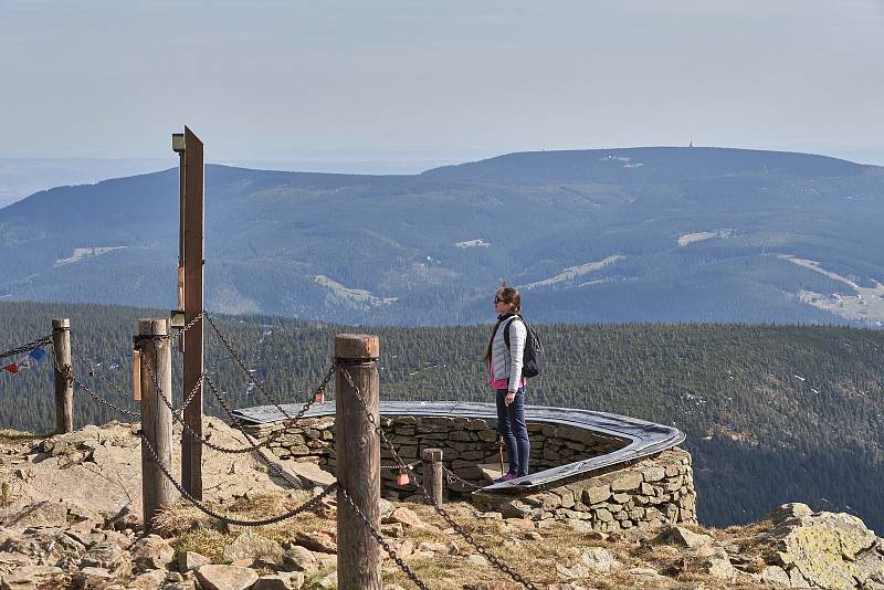 Druhý prodloužený květnový víkend využila řada lidí k výletům do hor a turistickým túrám v Krkonoších.