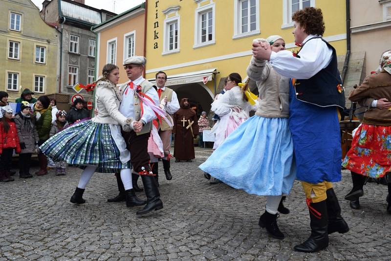 Přehlídkou zajímavých a neobvyklých masek byl masopust v Hostinném. 