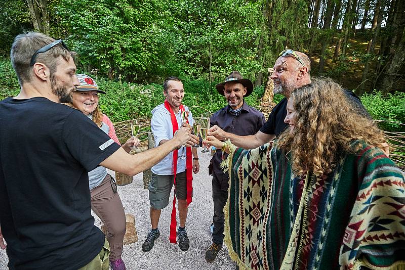 Pokřtěno! První hřiště na světě pro stone balancing nebo-li vyvažování kamenů bylo v sobotu otevřeno u lesní plovárny Retropark Sejfy v Mladých Bukách.