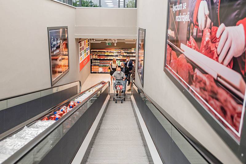 Trutnovská prodejna obchodního řetězce Kaufland přivítala ve středu 14. července první zákazníky při otevření po rekonstrukci.