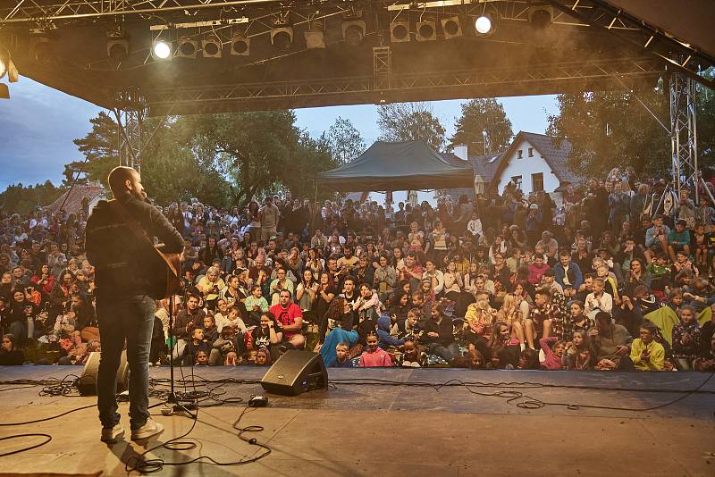 Koncert písničkáře Pokáče zahájil Kulturní léto na Štěrbově vile na Přehradě Les Království.