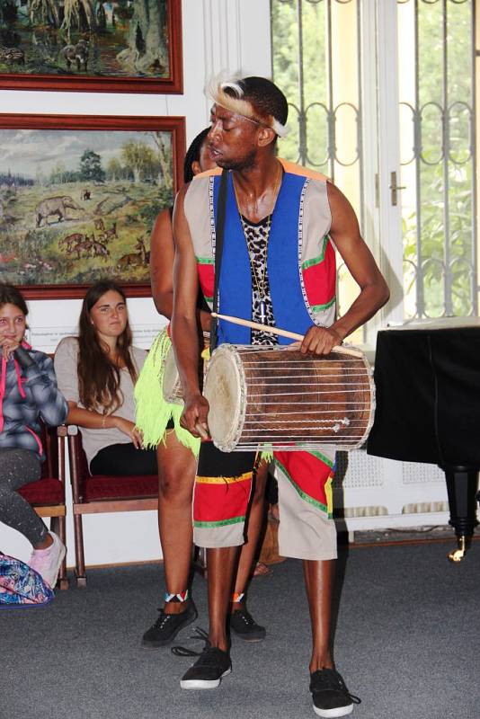 Africkému festivalu v zoo nepřeje počasí. I v útrobách Galerie Zdeňka Buriana však černošské skupiny předvádí energické show.