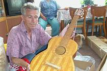 Tomáš Korda z Vrchlabí dokázal vyrobit ze sirek neuvěřitelné věci - například kytaru.