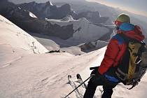 Zdeněk Jirouš během světového prvosjezdu z vrcholu pamírské hory štít Karla Marxe, který leží v nadmořské výšce 6723 metrů.