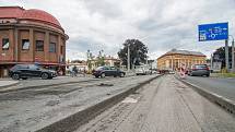 Oprava silnice u kruhového objezdu u kina v Trutnově.