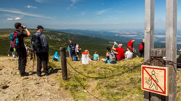 Takhle to na Sněžce vypadalo doposud. Turisté nerespektovali pravidla