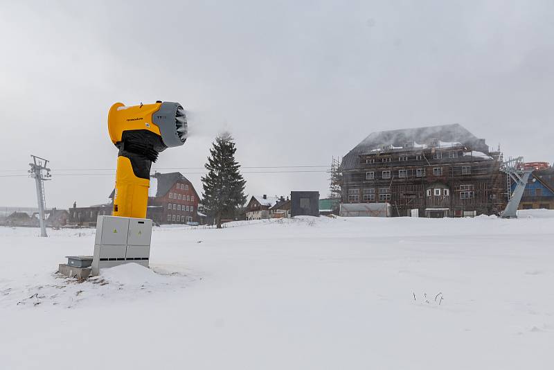 Skiareál v Malé Úpě zasněžuje novou sjezdovku Trautenberk za pivovarem, kde začíná propojení lyžařských areálů.