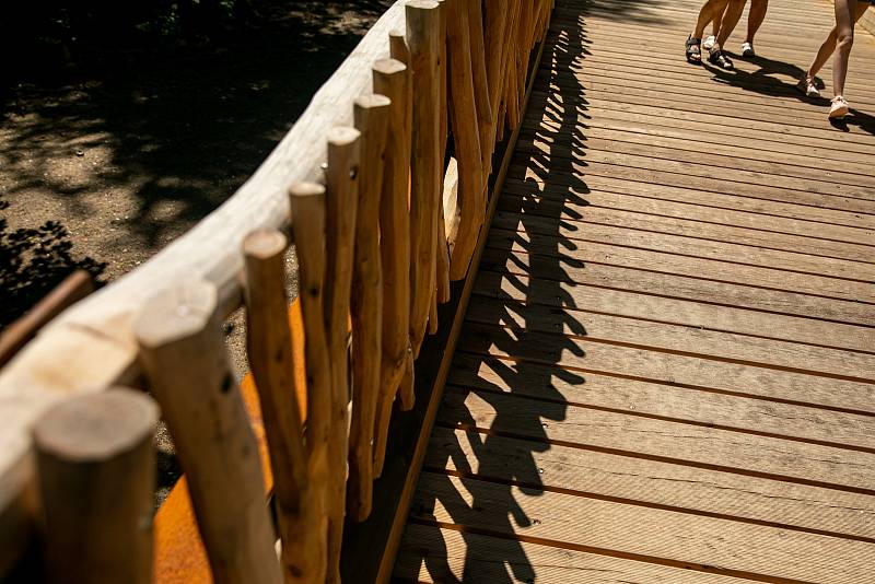 Safari Park Dvůr Králové otevřel novou cestu podél Jezera hrochů, nahradila 50 let starý most.