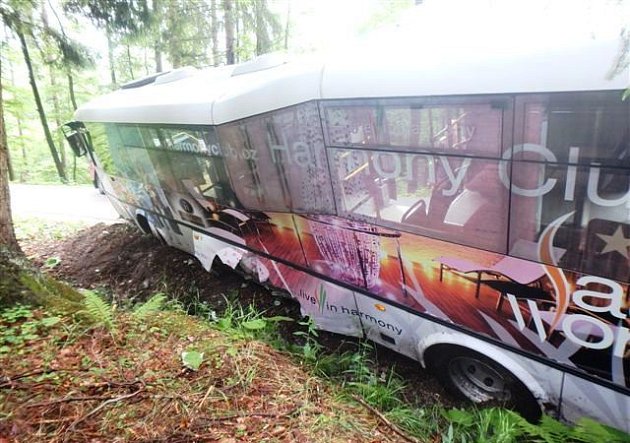 Autobus s lidmi sjel do příkopu