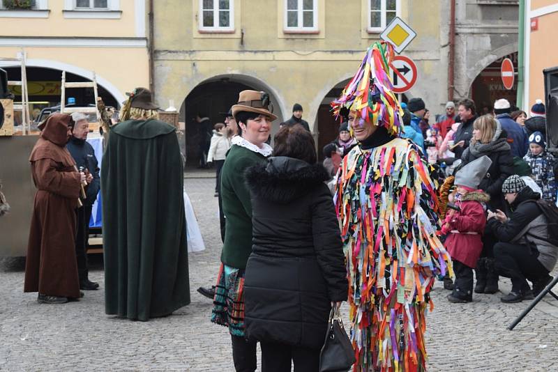 Přehlídkou zajímavých a neobvyklých masek byl masopust v Hostinném. 