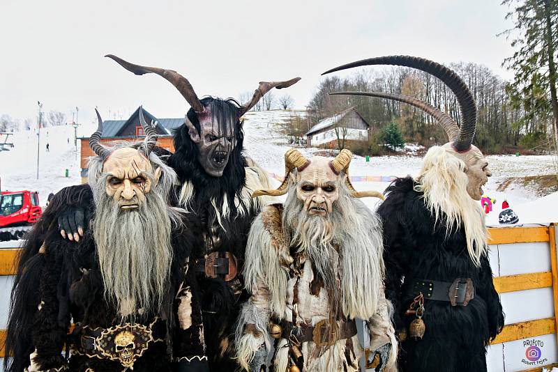 Krampusáci strašili tentokrát v Mladých Bukách.