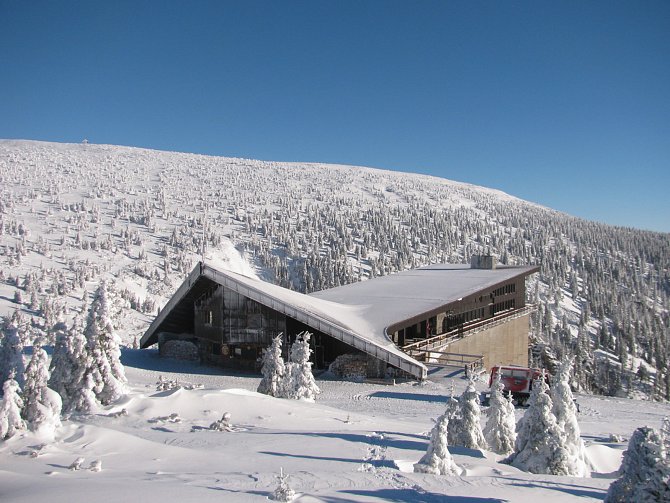 Labská bouda se nachází v první zóně Krkonošského národního parku. Leží v nadmořské výšce 1340 metrů na Labské louce severozápadně od Špindlerova Mlýna, necelý 1 km od pramene Labe.
