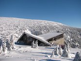 Labská bouda se nachází v první zóně Krkonošského národního parku. Leží v nadmořské výšce 1340 metrů na Labské louce severozápadně od Špindlerova Mlýna, necelý 1 km od pramene Labe.
