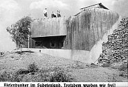 Historická fotografie bunkru T-S 81a se střílnou v roce 1938.