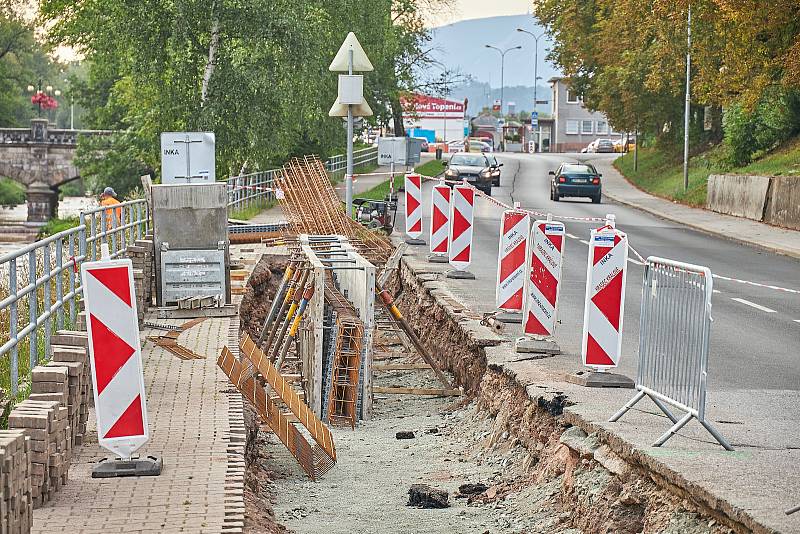 V Trutnově vzniká nový odbočovací pruh na křižovatce u Radia v blízkosti vlakového nádraží. Uzavřen musel být most u Obchodní akademie.