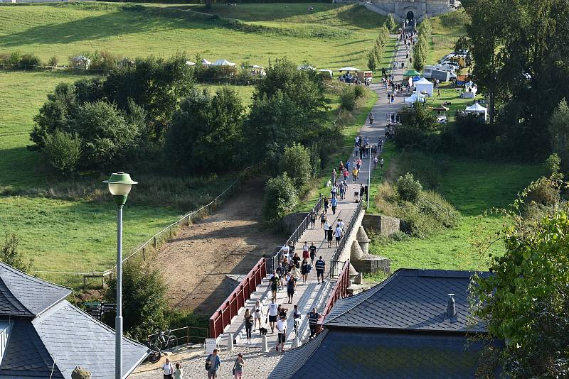 Letošní ročník Vinobraní na Kuksu byl jiný než ty předchozí. Víno neteklo po kaskádovém schodišti, stánky byly rozdělené do čtyř sektorů.